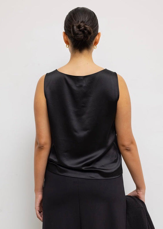 Barb Sleeveless Crew in Black