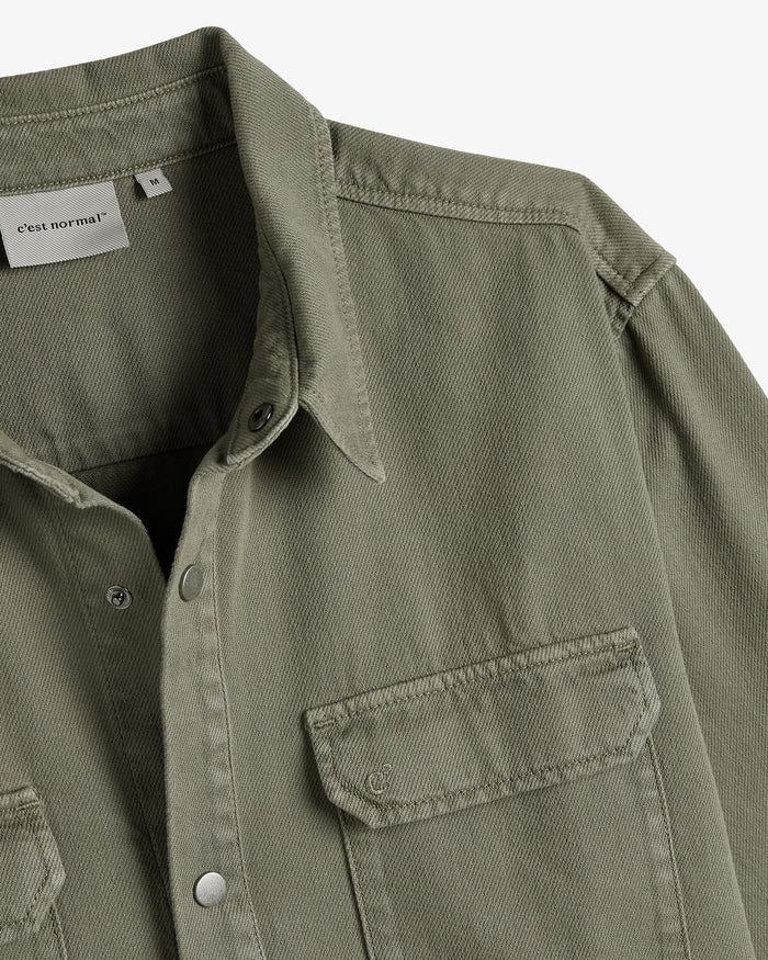 The Bilbao Overshirt in olive — detail of the collar and buttoned chest pocket