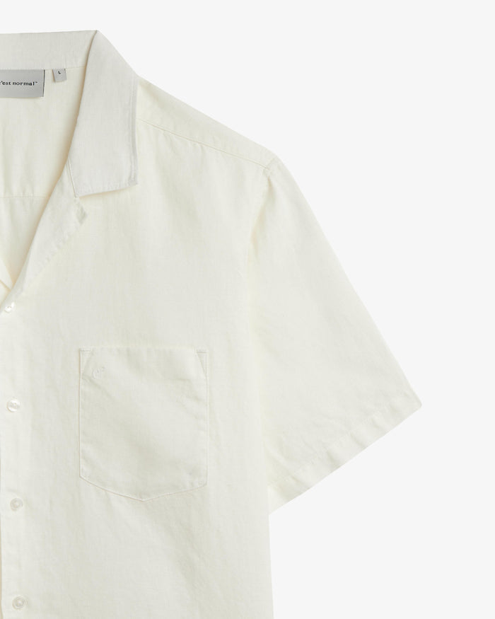 The Holiday Linen SS Shirt in off white — close-up of the collar and chest pocket detail