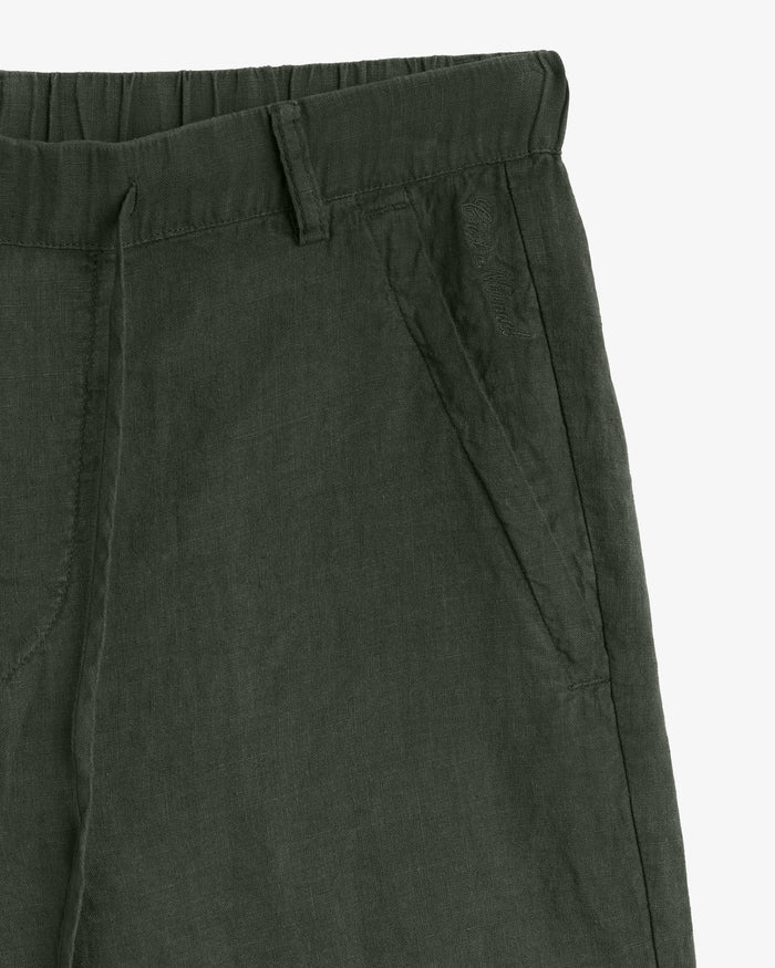 The Holiday Linen Short in dark khaki — close-up of the tonal C'est normal pocket embroidery