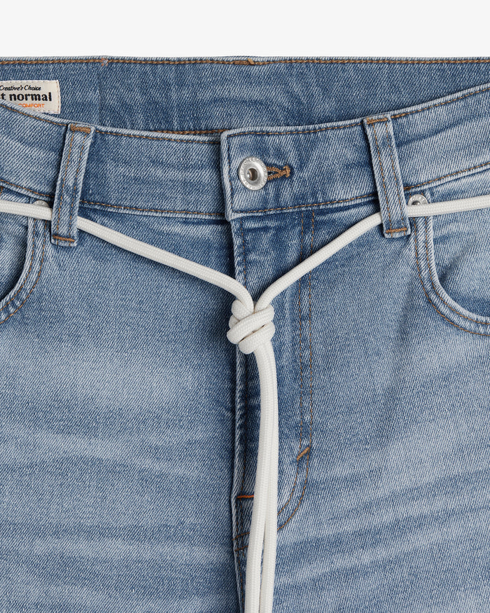 The Jeans Classic Straight Fit in light mid blue — close-up of the knotted white rope belt