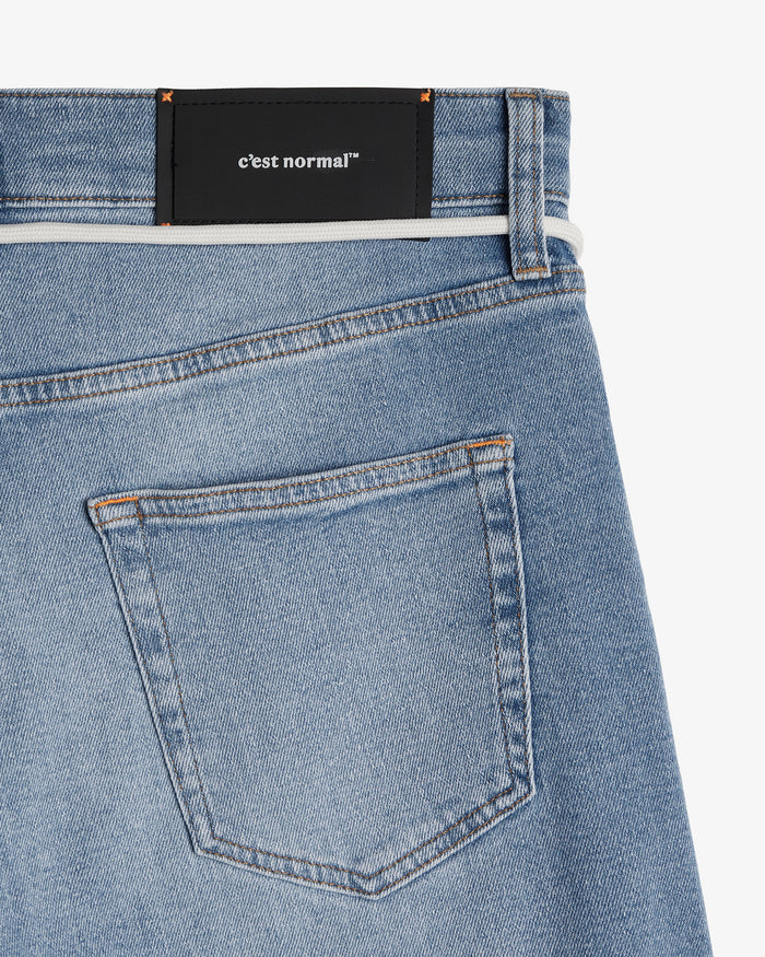 The Jeans Classic Straight Fit in light mid blue — back view with the black C'est normal patch