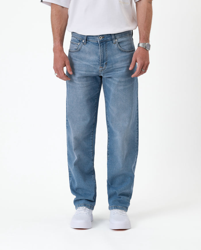 The Jeans Relaxed Straight Fit in light midwash — front view against a white background